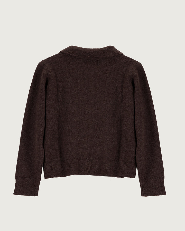 Chaleco de lana de alpaca premium Melyon color café de la colección Her Story, de silueta fluida con lazo de cinta en el cuello y cierre de botones de moda ética urco.