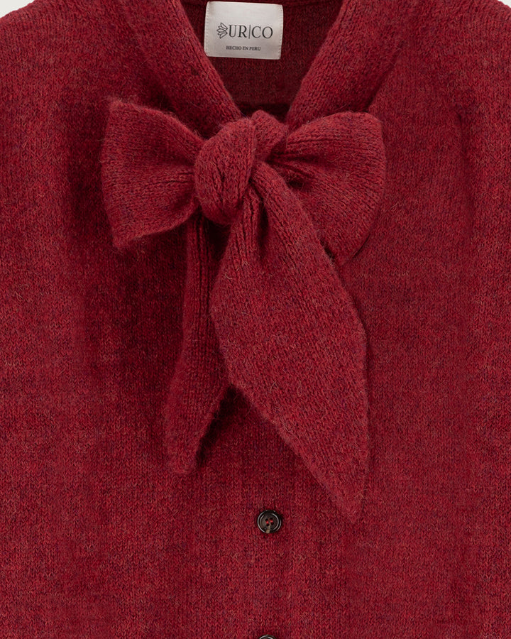 Chaleco de lana de alpaca premium Melyon color rojo de la colección Her Story, de silueta fluida con lazo de cinta en el cuello y cierre de botones de moda ética urco.