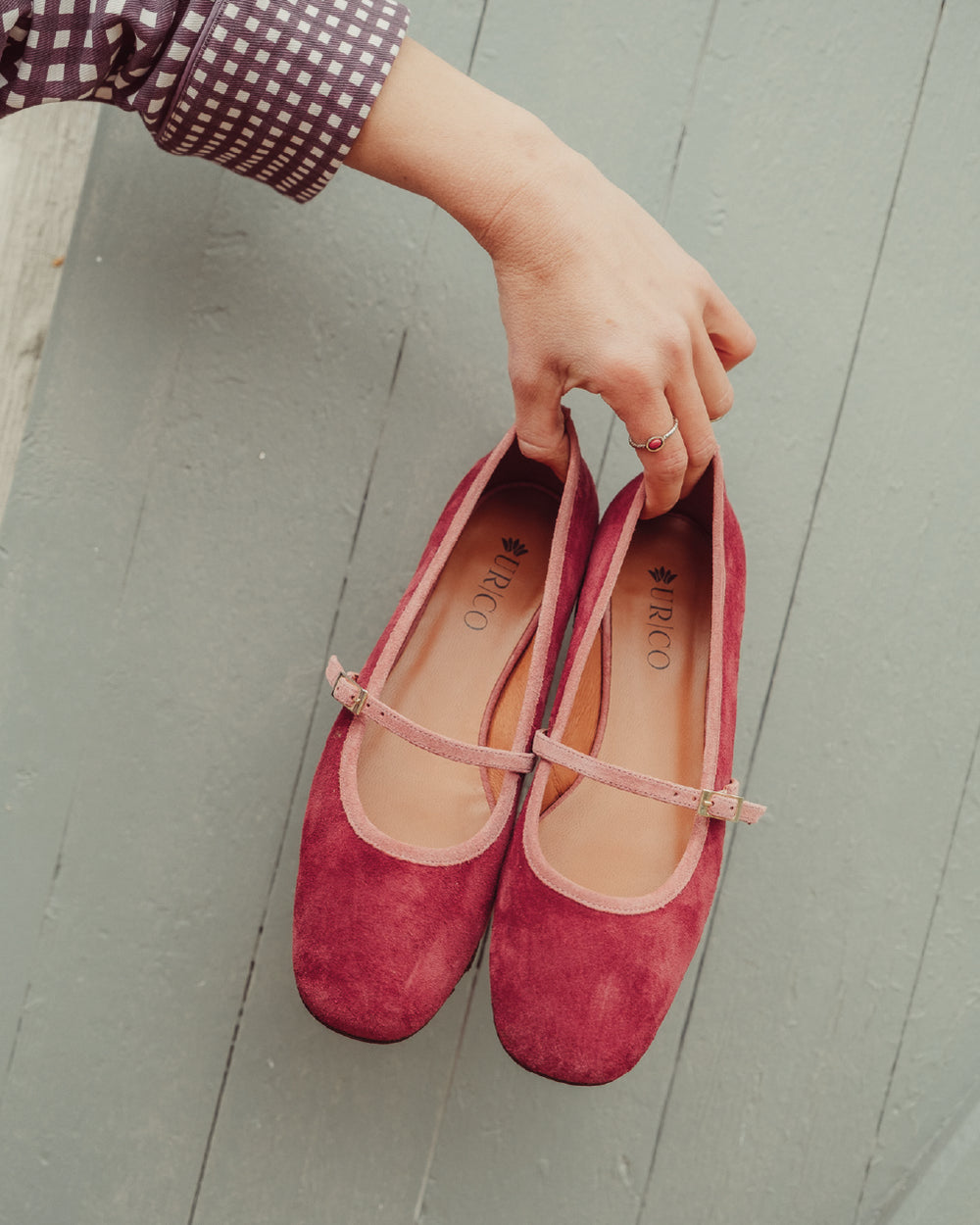 Zapato Sena de cuero gamuza burdeo con vivo rosado (pink), diseño Mary Jane con punta redondeada y taco de 4 cm, hecho en España.