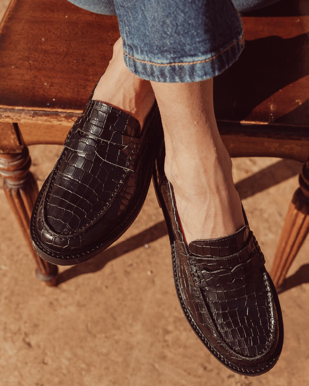 Mocasín de cuero negro con grabado de textura croco Génova de la colección Her Story, de silueta sastrera con taco bajo de 2,5 cm y hecho en Italia de moda ética urco.