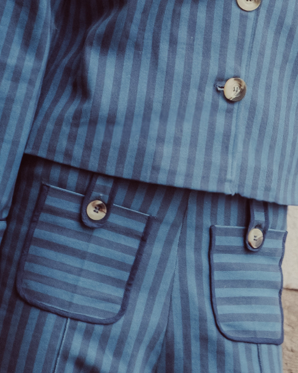 PANTALÓN BURDEOS BLUE LINEAS
