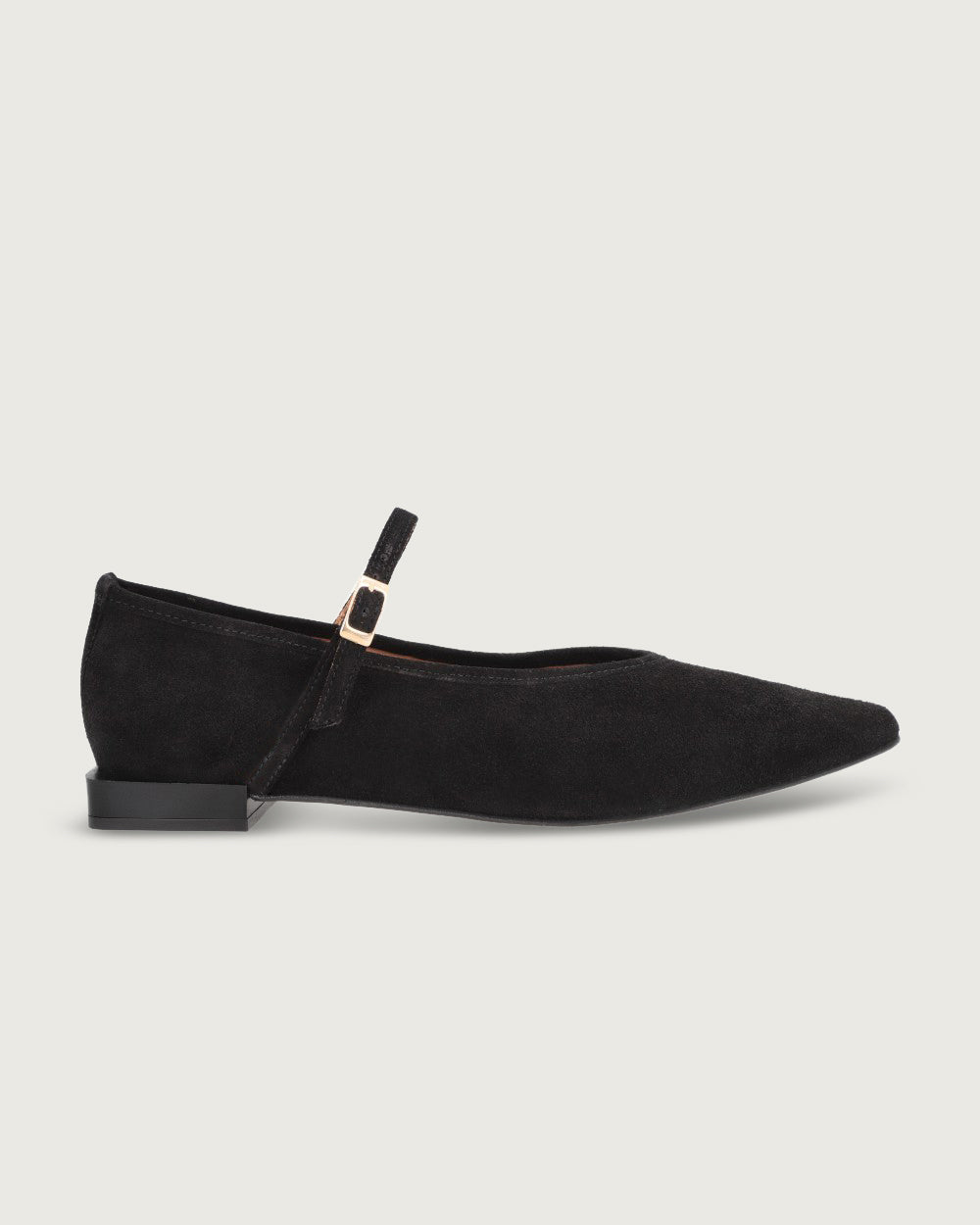 Ballerina minimalista de cuero negro con punta estilizada y tira ajustable, calzado plano elegante hecho en España con forro de cuero.
