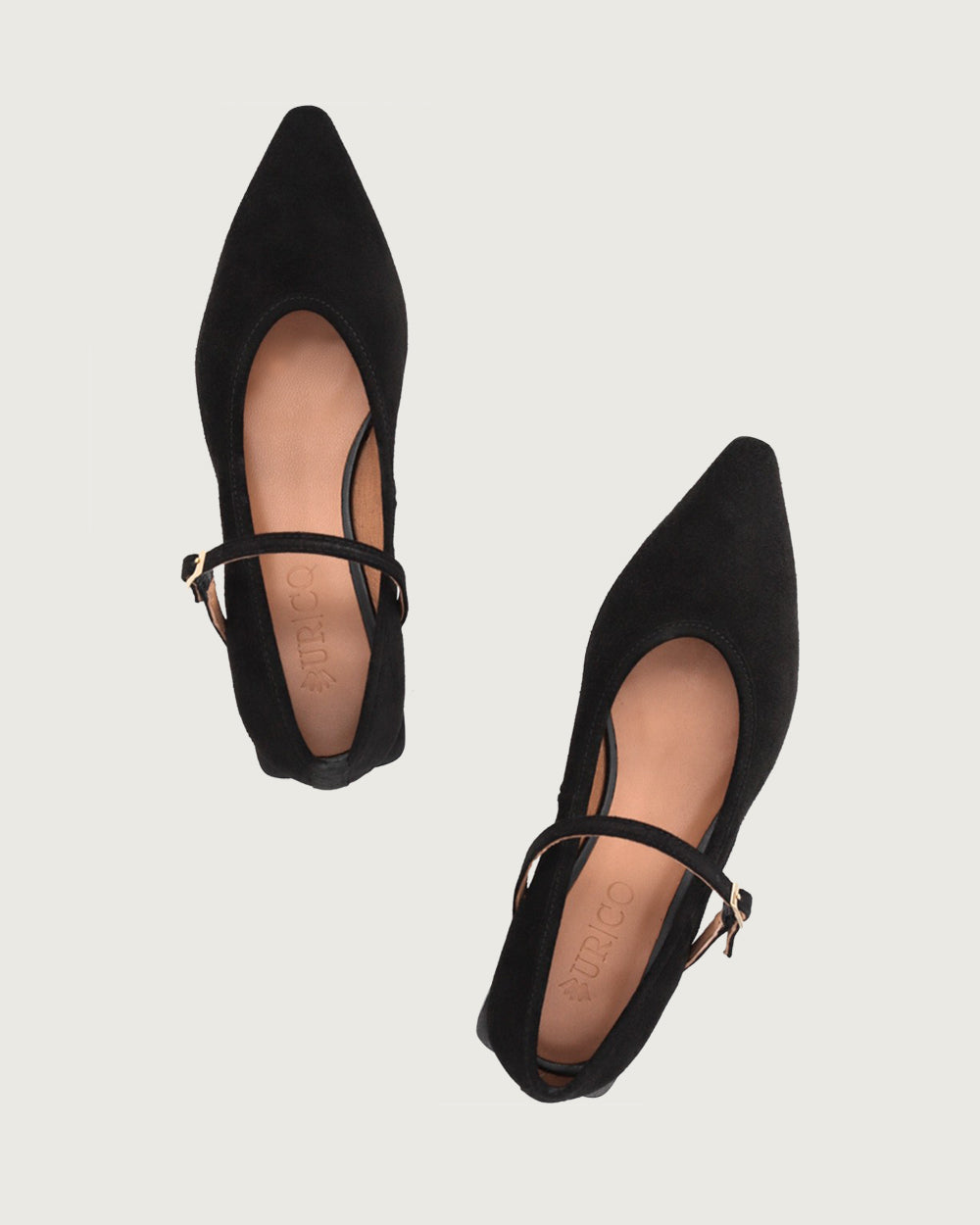 Ballerina minimalista de cuero negro con punta estilizada y tira ajustable, calzado plano elegante hecho en España con forro de cuero.