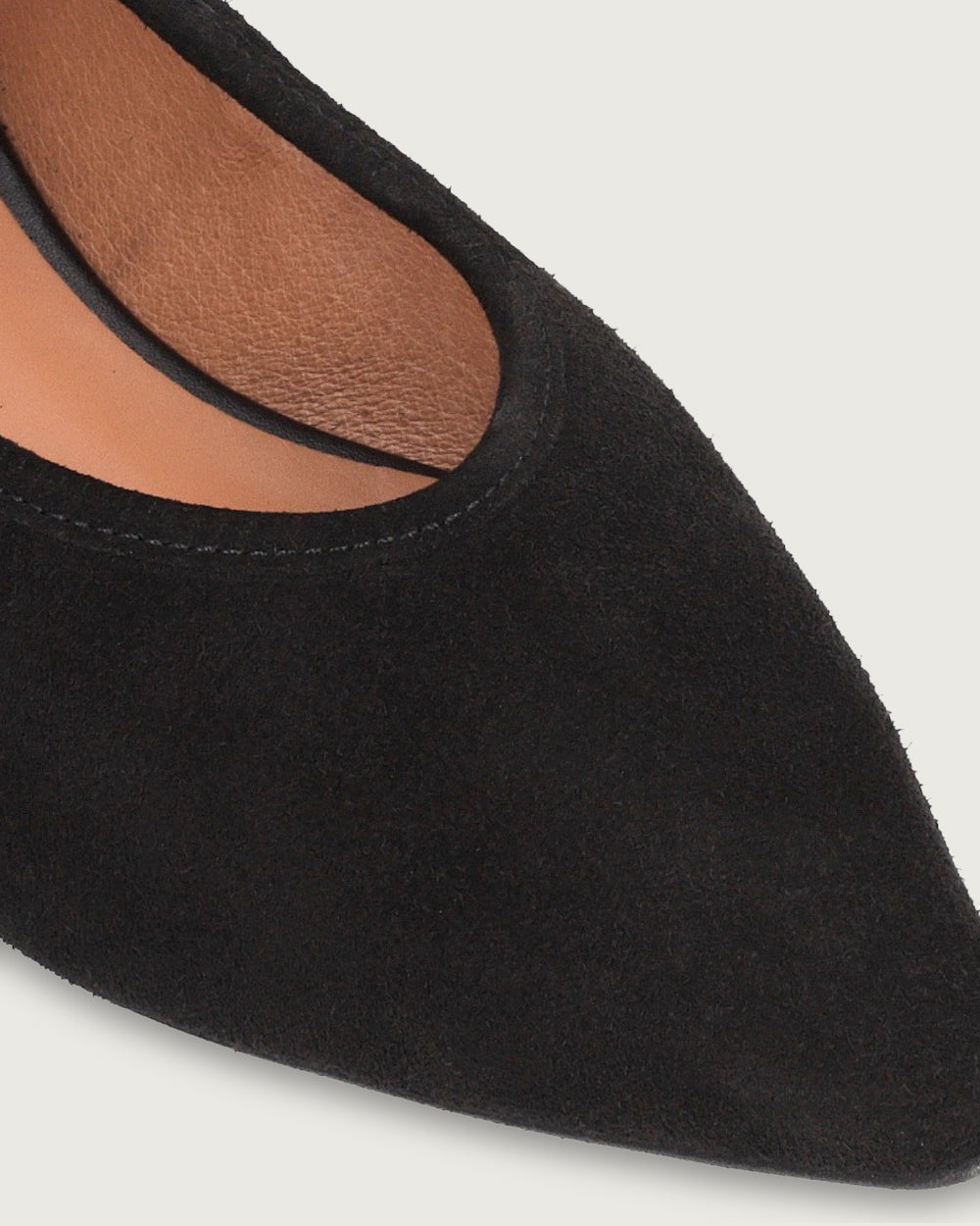 Ballerina minimalista de cuero negro con punta estilizada y tira ajustable, calzado plano elegante hecho en España con forro de cuero.