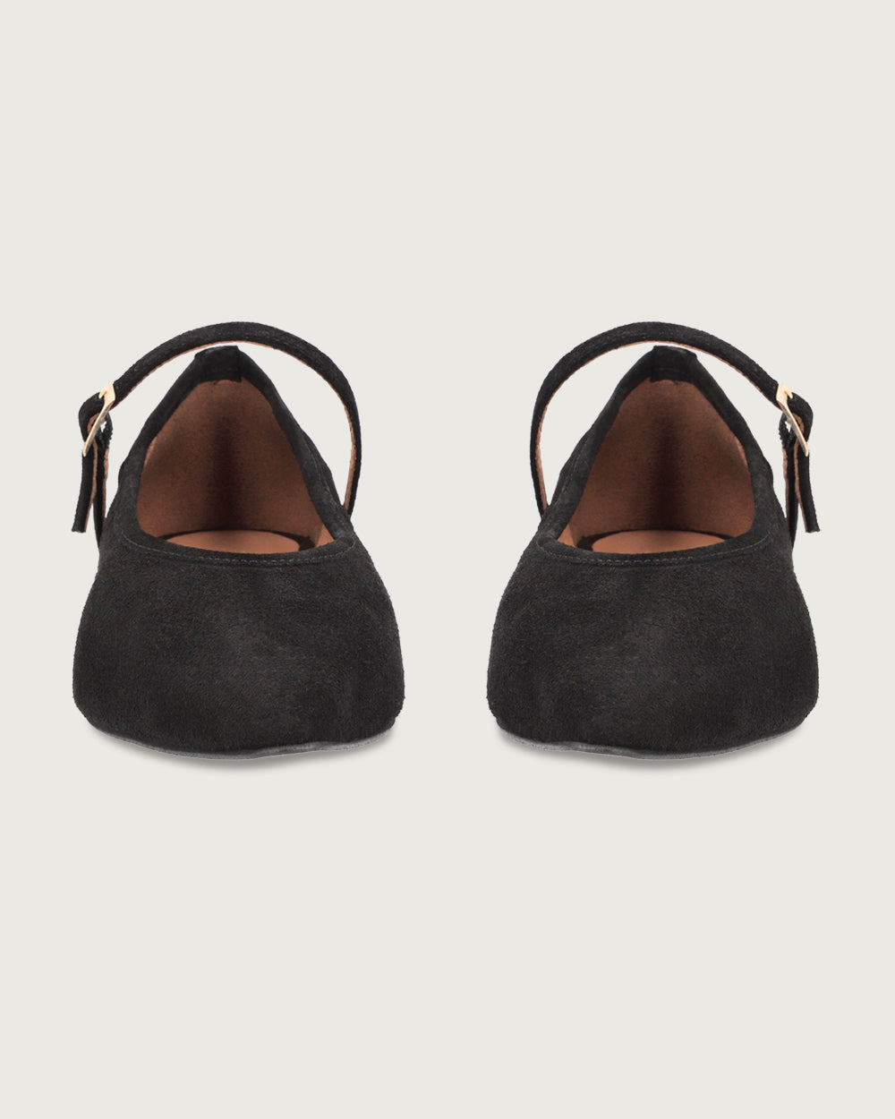 Ballerina minimalista de cuero negro con punta estilizada y tira ajustable, calzado plano elegante hecho en España con forro de cuero.