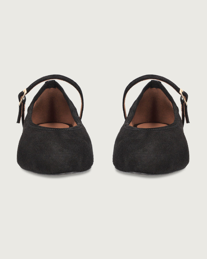 Ballerina minimalista de cuero negro con punta estilizada y tira ajustable, calzado plano elegante hecho en España con forro de cuero.