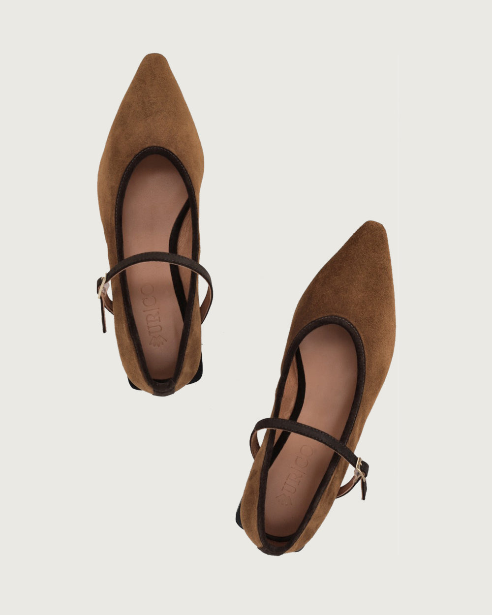 Ballerina minimalista de cuero café con punta estilizada y tira ajustable, calzado plano artesanal hecho en España con forro de cuero.