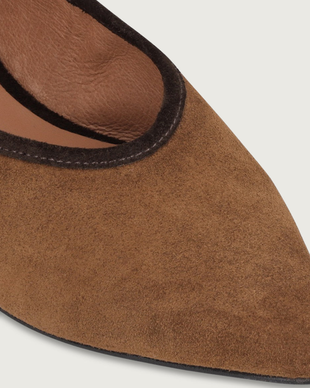 Ballerina minimalista de cuero café con punta estilizada y tira ajustable, calzado plano artesanal hecho en España con forro de cuero.