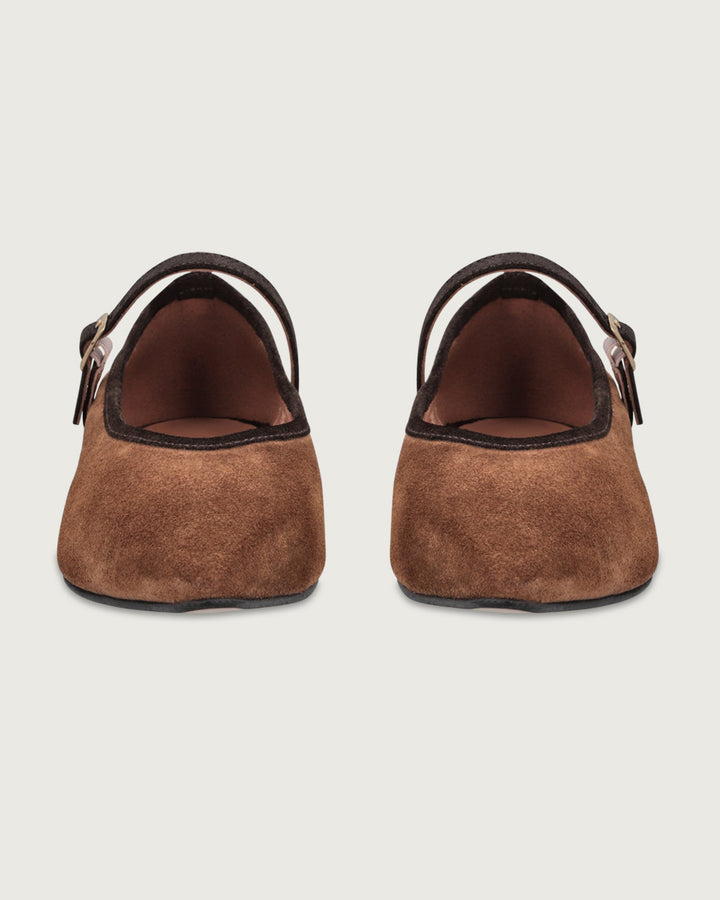 Ballerina minimalista de cuero café con punta estilizada y tira ajustable, calzado plano artesanal hecho en España con forro de cuero.