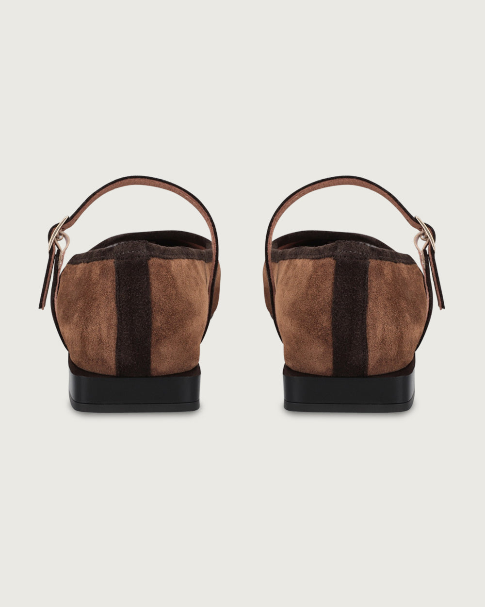 Ballerina minimalista de cuero café con punta estilizada y tira ajustable, calzado plano artesanal hecho en España con forro de cuero.