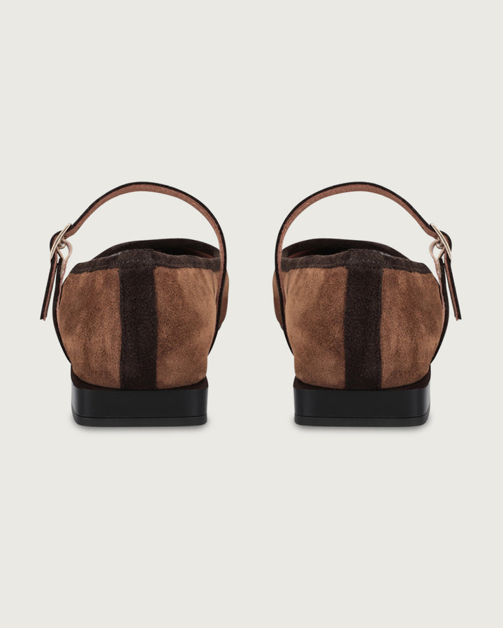 Ballerina minimalista de cuero café con punta estilizada y tira ajustable, calzado plano artesanal hecho en España con forro de cuero.