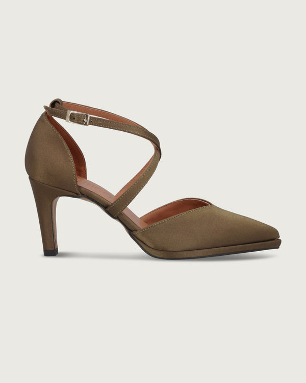 Zapato Panteón de razo café con diseño cruzado en el empeine y taco fino de 8 cm, calzado de fiesta artesanal hecho en España.