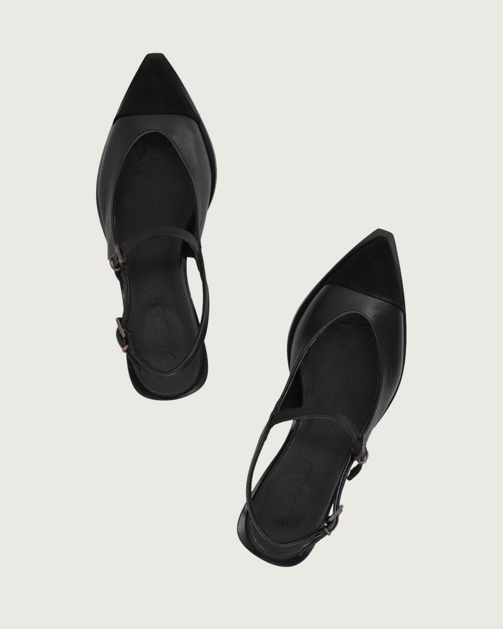 Zapato Renata de cuero liso y gamuza negra con punta fina, tiras con hebillas ajustables y taco de 2 cm, calzado artesanal hecho en Italia con suela de cuero.