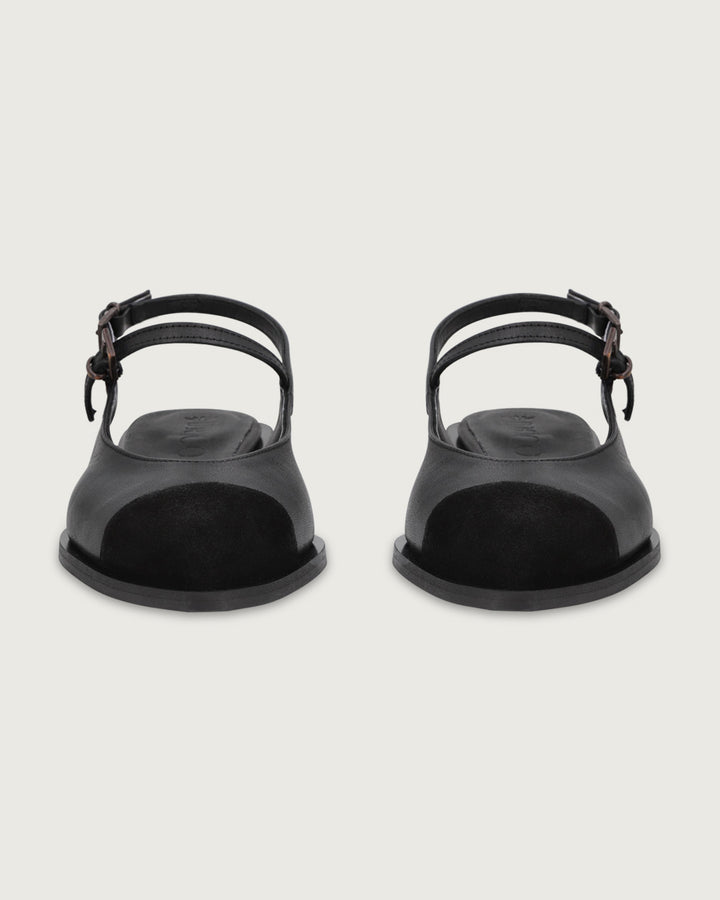 Zapato Renata de cuero liso y gamuza negra con punta fina, tiras con hebillas ajustables y taco de 2 cm, calzado artesanal hecho en Italia con suela de cuero.