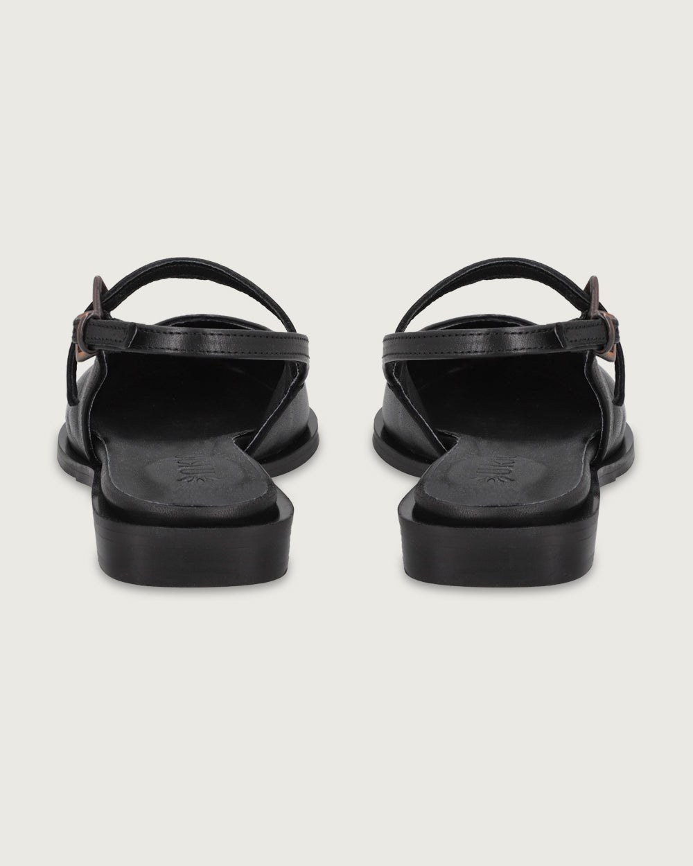 Zapato Renata de cuero liso y gamuza negra con punta fina, tiras con hebillas ajustables y taco de 2 cm, calzado artesanal hecho en Italia con suela de cuero.