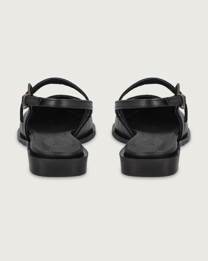 Zapato Renata de cuero liso y gamuza negra con punta fina, tiras con hebillas ajustables y taco de 2 cm, calzado artesanal hecho en Italia con suela de cuero.