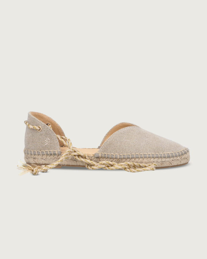 Alpargata Santorini de lona beige con brillos y cordones trenzados dorados, calzado atemporal hecho a mano en España.