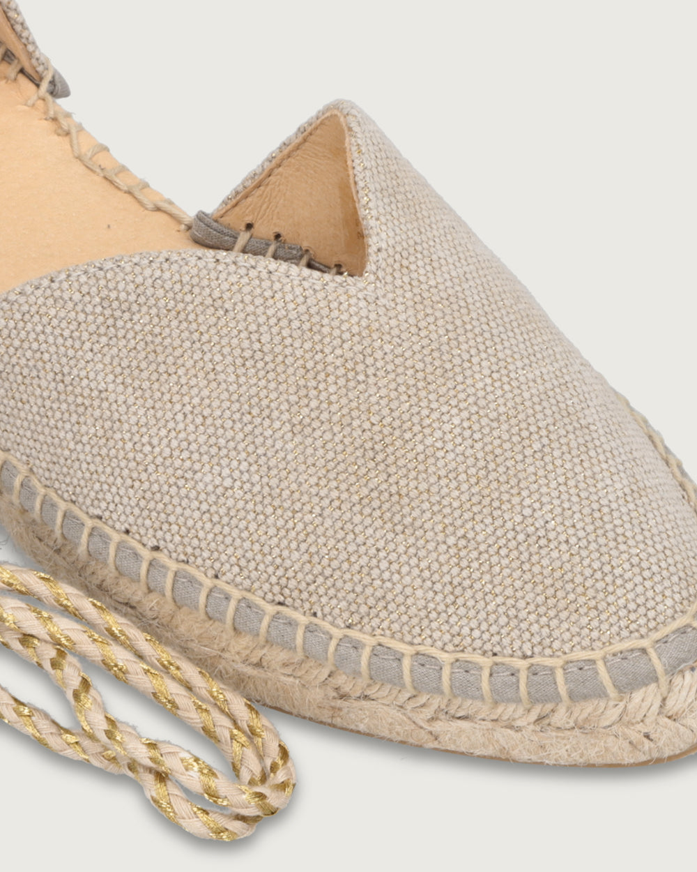 Alpargata Santorini de lona beige con brillos y cordones trenzados dorados, calzado atemporal hecho a mano en España.