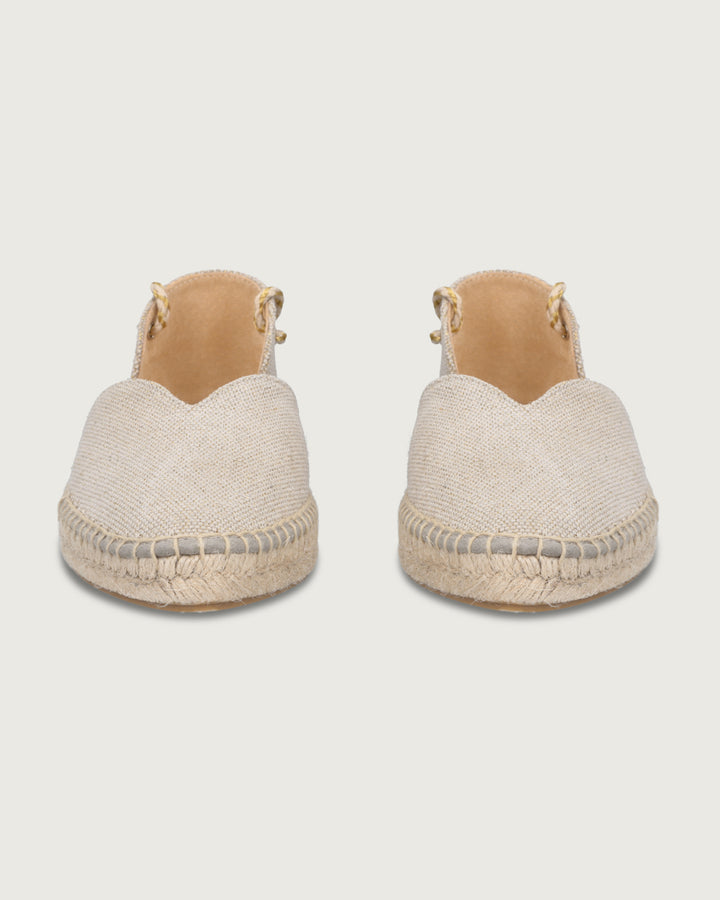 Alpargata Santorini de lona beige con brillos y cordones trenzados dorados, calzado atemporal hecho a mano en España.