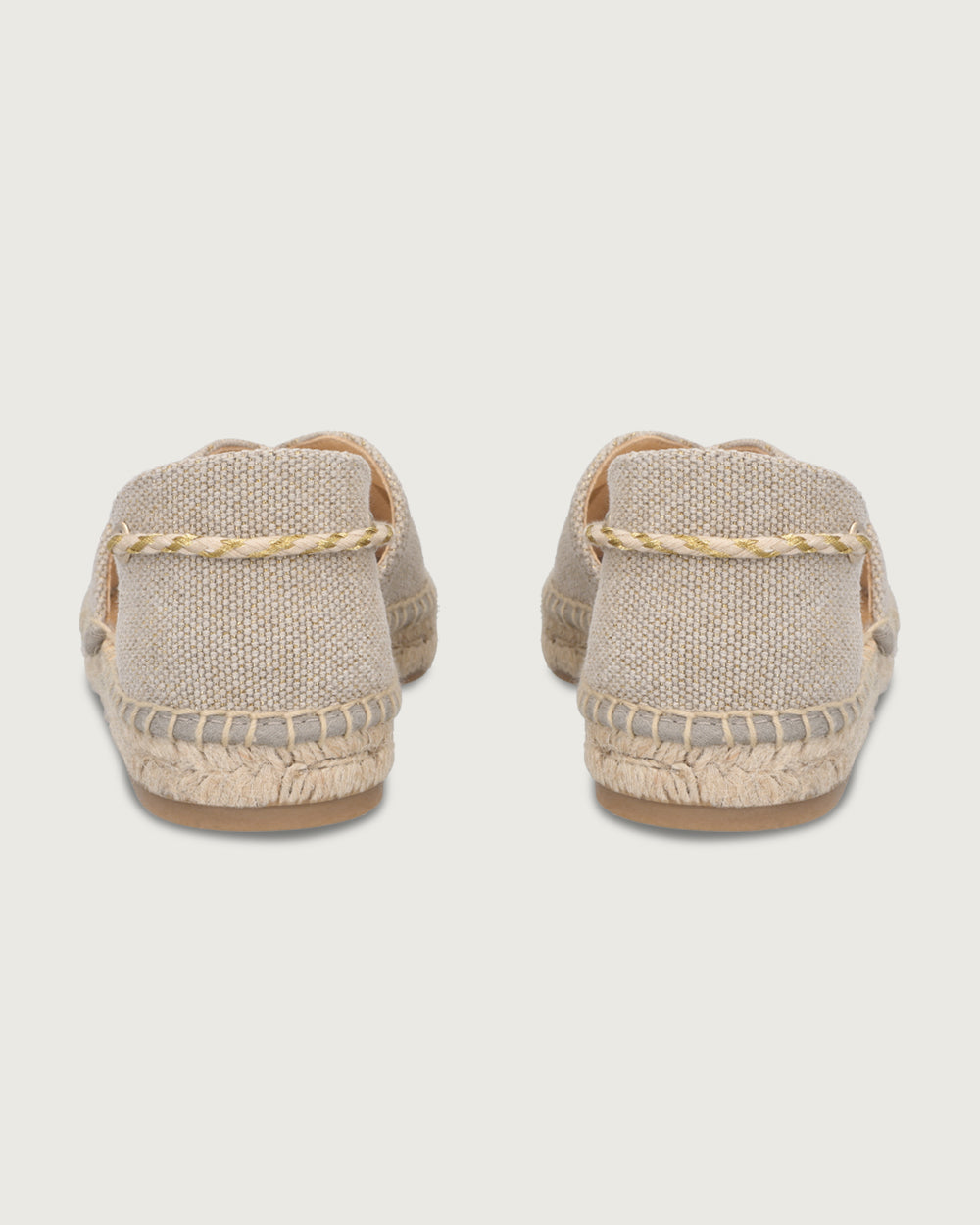Alpargata Santorini de lona beige con brillos y cordones trenzados dorados, calzado atemporal hecho a mano en España.