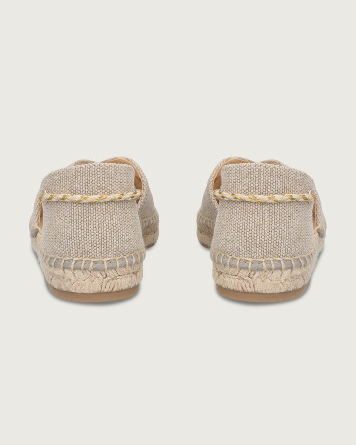 Alpargata Santorini de lona beige con brillos y cordones trenzados dorados, calzado atemporal hecho a mano en España.
