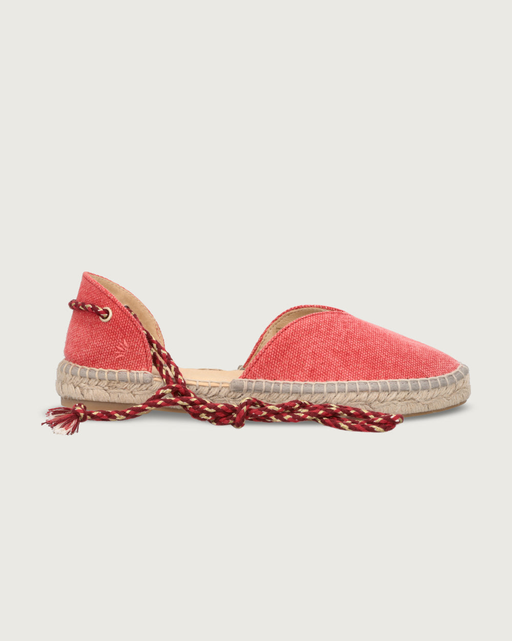 Alpargata Santorini de lona rojo con brillos y cordones trenzados dorados, calzado atemporal hecho a mano en España.