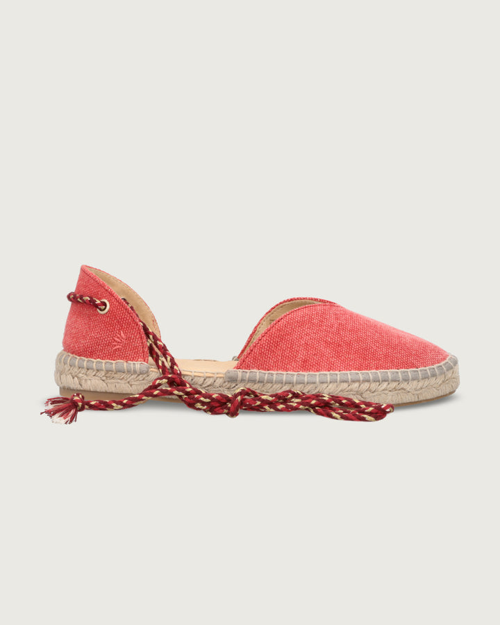 Alpargata Santorini de lona rojo con brillos y cordones trenzados dorados, calzado atemporal hecho a mano en España.