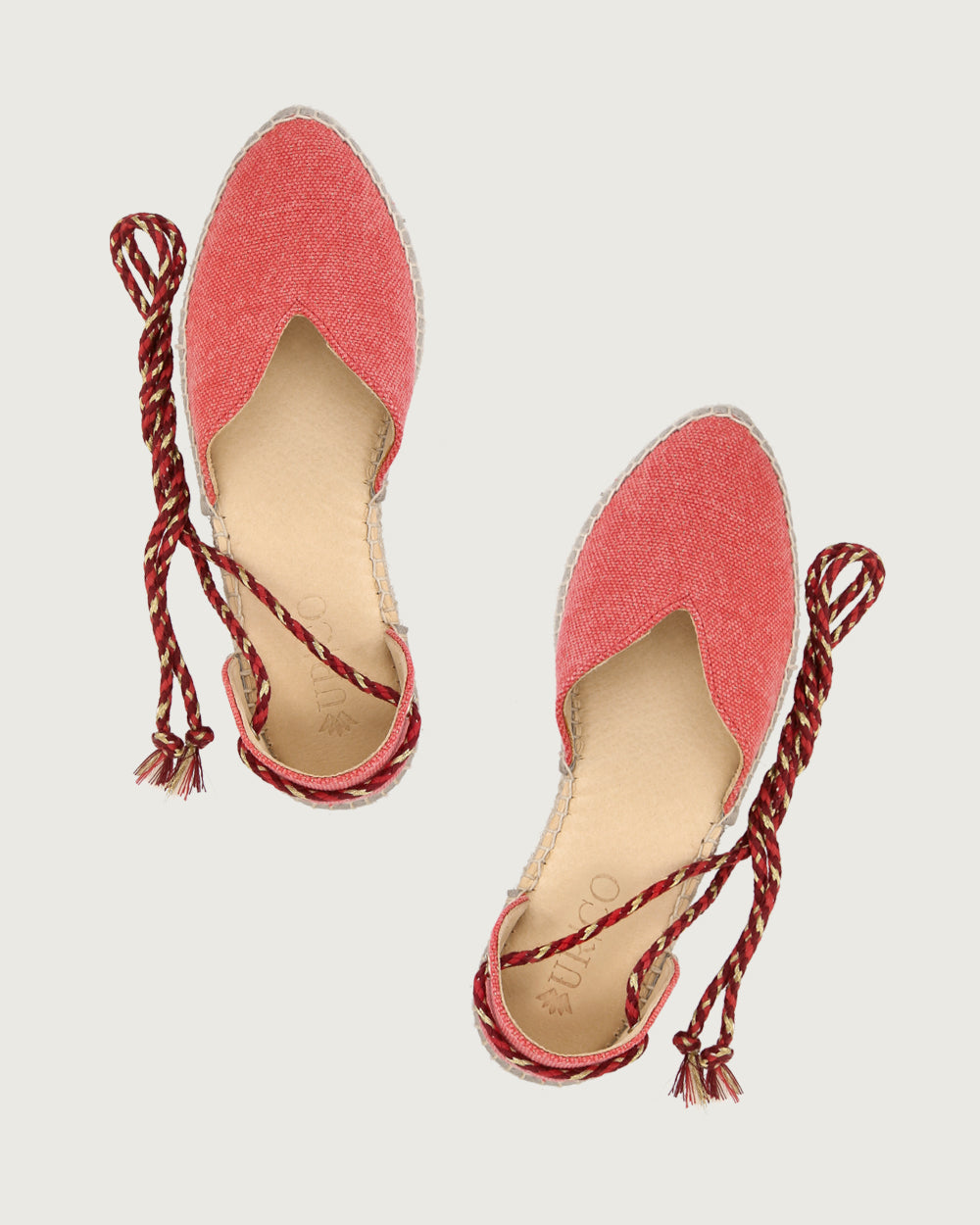 Alpargata Santorini de lona rojo con brillos y cordones trenzados dorados, calzado atemporal hecho a mano en España.