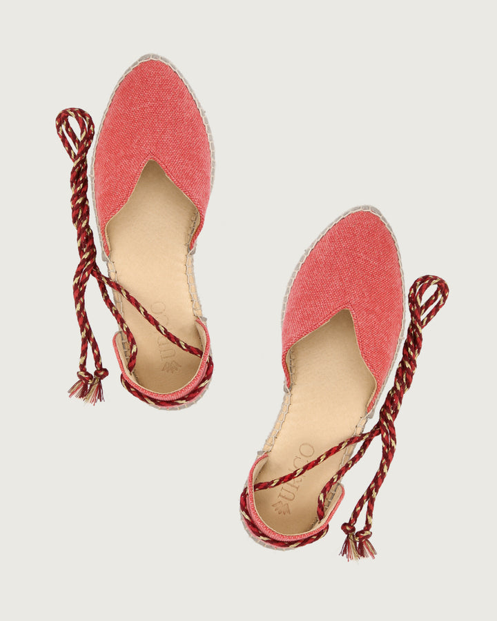 Alpargata Santorini de lona rojo con brillos y cordones trenzados dorados, calzado atemporal hecho a mano en España.
