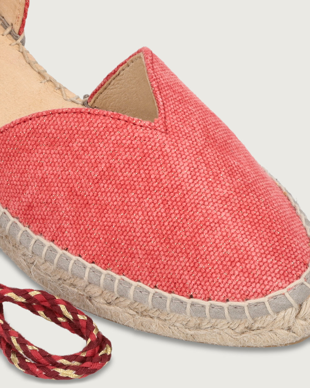 Alpargata Santorini de lona rojo con brillos y cordones trenzados dorados, calzado atemporal hecho a mano en España.