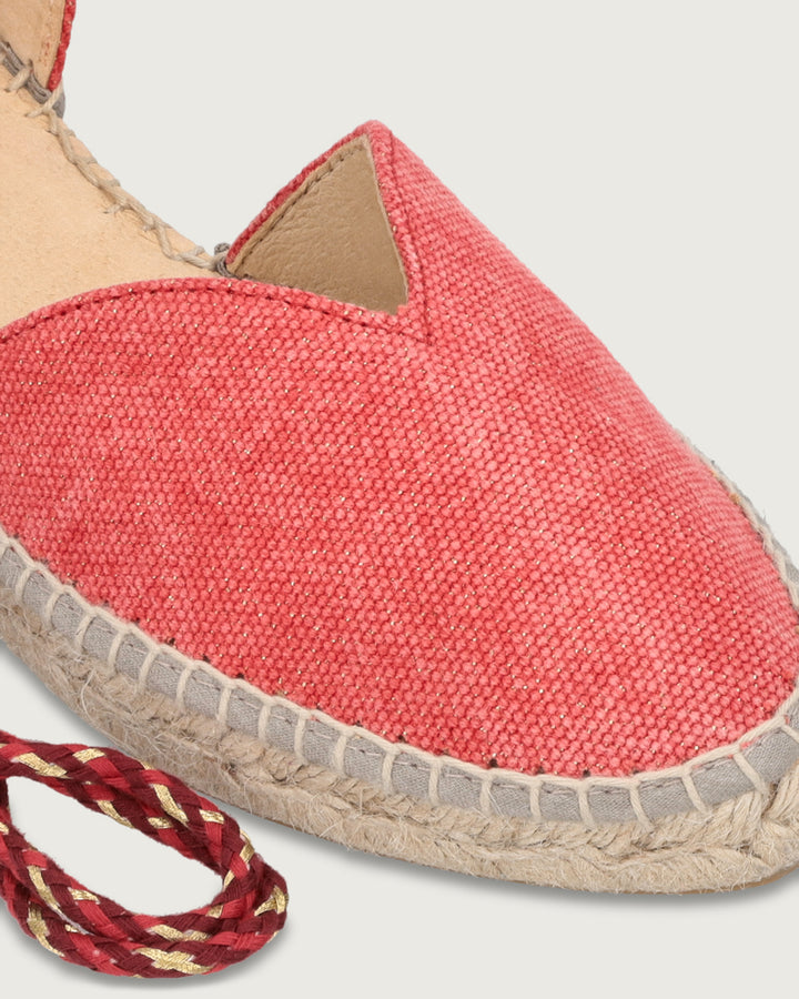 Alpargata Santorini de lona rojo con brillos y cordones trenzados dorados, calzado atemporal hecho a mano en España.