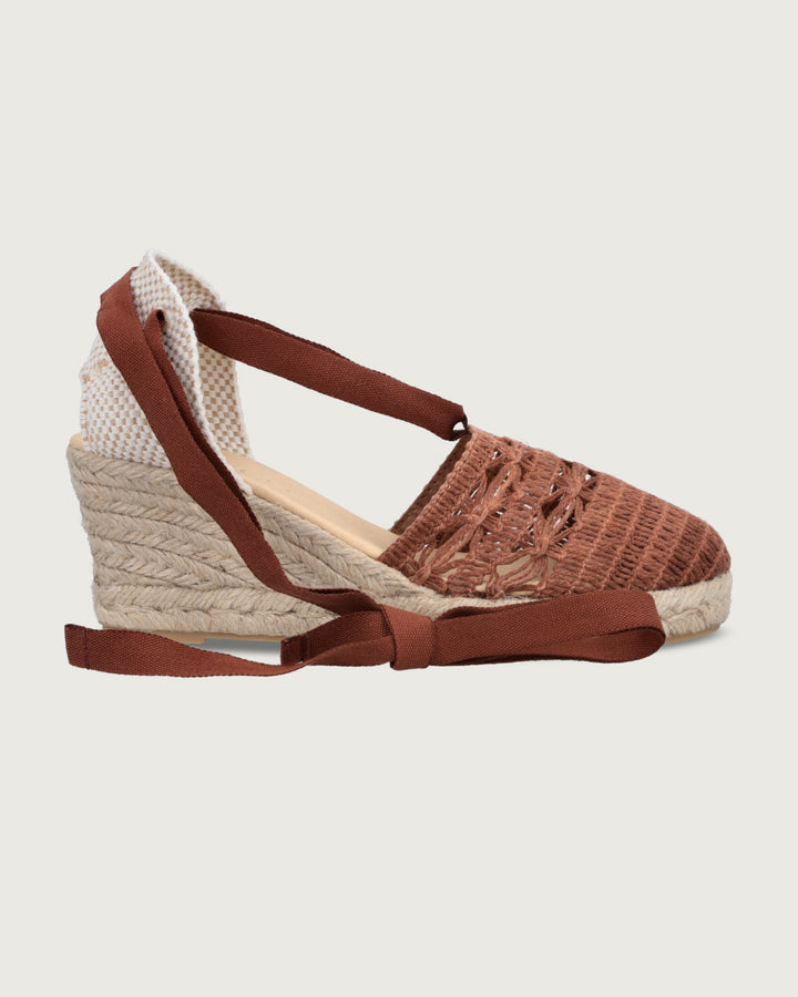 Alpargata artesanal de cuña alta (9.5 cm) con tejido manual café y cintas de amarre, calzado atemporal hecho a mano en España.
