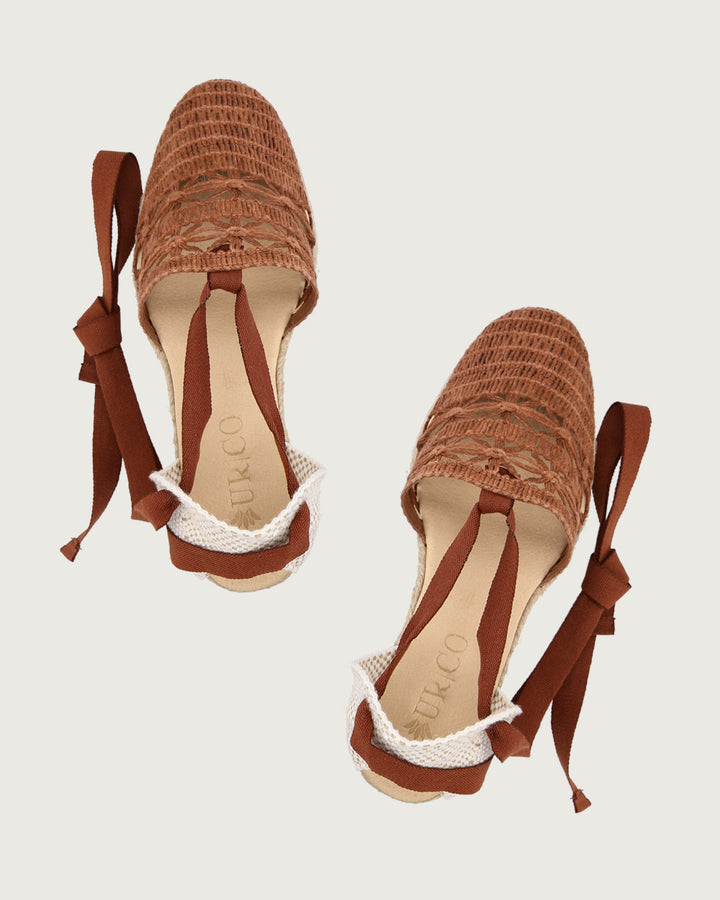 Alpargata artesanal de cuña alta (9.5 cm) con tejido manual café y cintas de amarre, calzado atemporal hecho a mano en España.