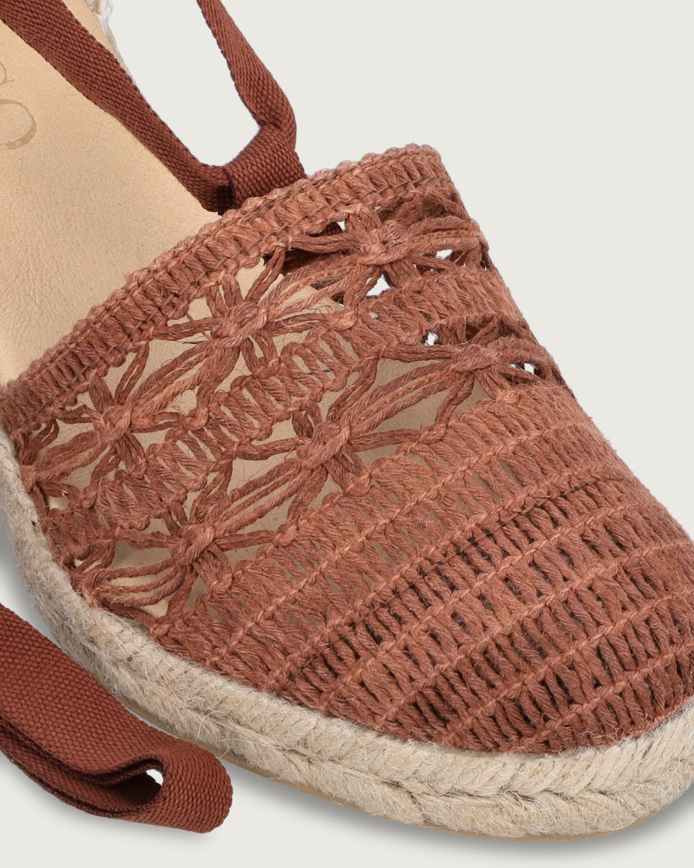 Alpargata artesanal de cuña alta (9.5 cm) con tejido manual café y cintas de amarre, calzado atemporal hecho a mano en España.
