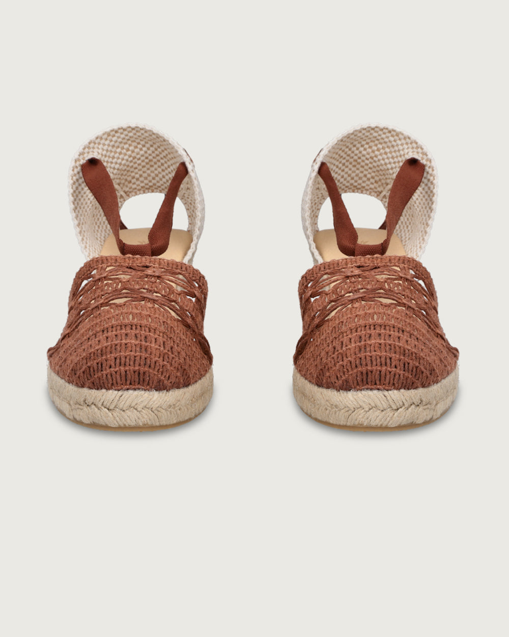 Alpargata artesanal de cuña alta (9.5 cm) con tejido manual café y cintas de amarre, calzado atemporal hecho a mano en España.