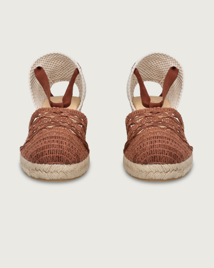 Alpargata artesanal de cuña alta (9.5 cm) con tejido manual café y cintas de amarre, calzado atemporal hecho a mano en España.