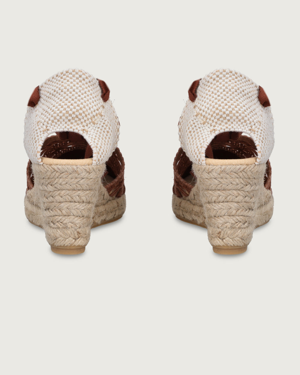 Alpargata artesanal de cuña alta (9.5 cm) con tejido manual café y cintas de amarre, calzado atemporal hecho a mano en España.