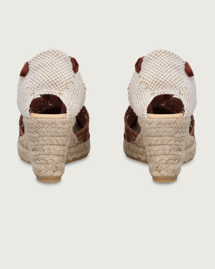 Alpargata artesanal de cuña alta (9.5 cm) con tejido manual café y cintas de amarre, calzado atemporal hecho a mano en España.