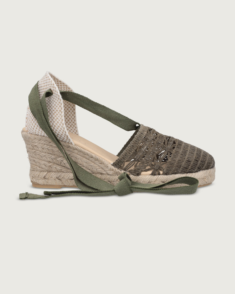 Alpargata artesanal de cuña alta (9.5 cm) con tejido manual oliva y cintas de amarre, calzado atemporal hecho a mano en España.