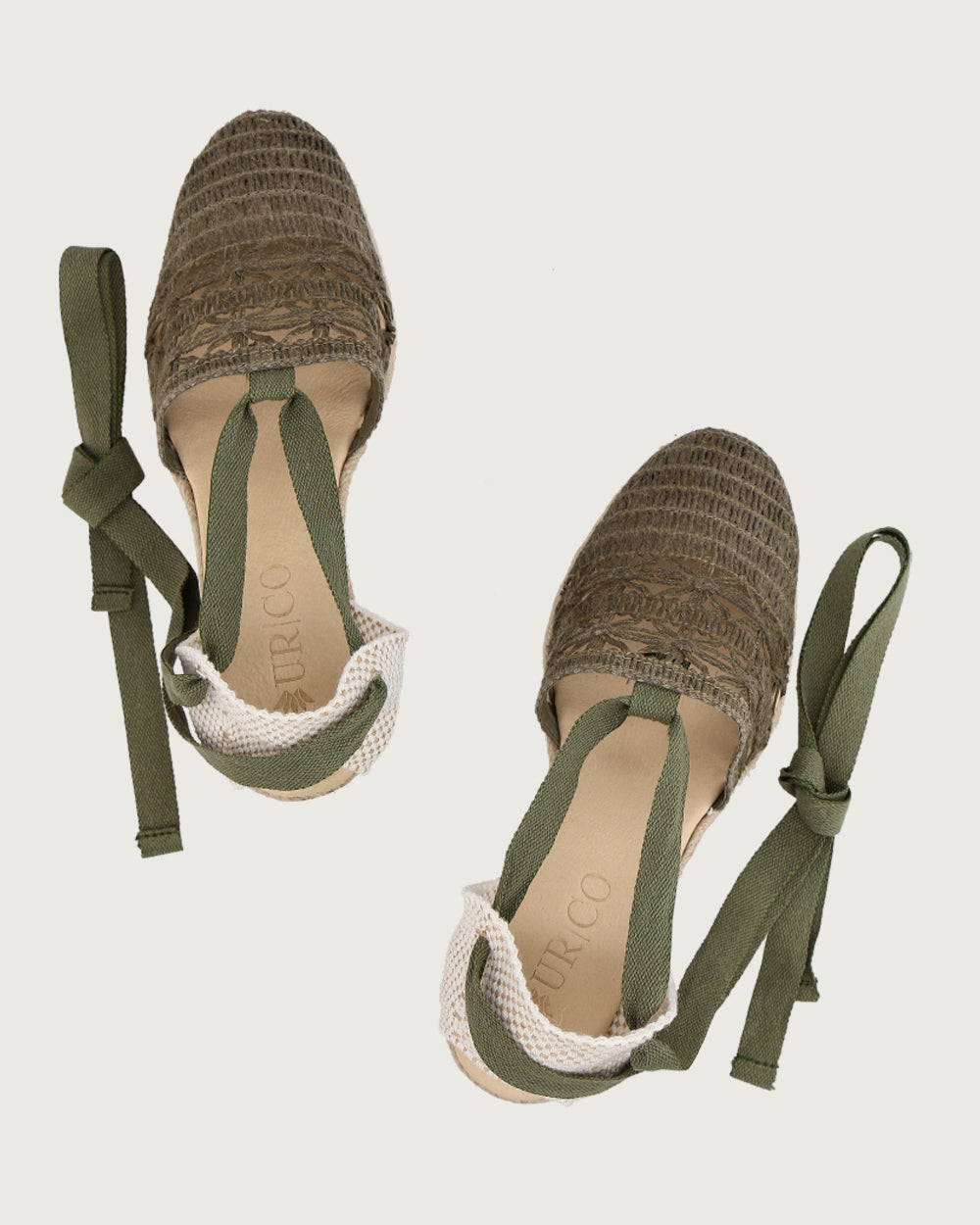 Alpargata artesanal de cuña alta (9.5 cm) con tejido manual oliva y cintas de amarre, calzado atemporal hecho a mano en España.