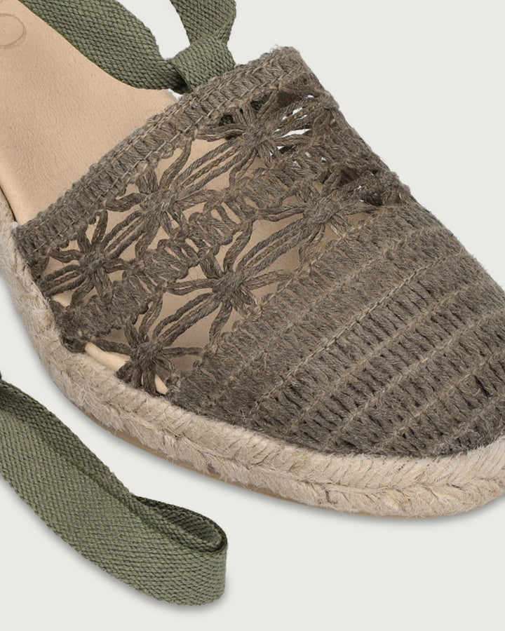 Alpargata artesanal de cuña alta (9.5 cm) con tejido manual oliva y cintas de amarre, calzado atemporal hecho a mano en España.