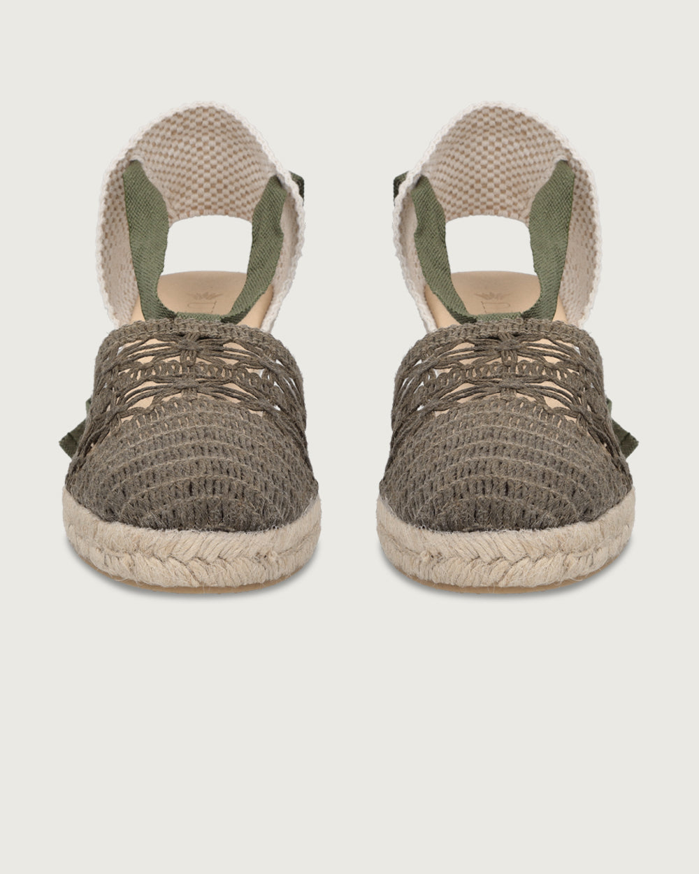 Alpargata artesanal de cuña alta (9.5 cm) con tejido manual oliva y cintas de amarre, calzado atemporal hecho a mano en España.