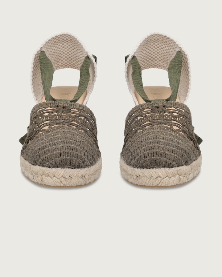 Alpargata artesanal de cuña alta (9.5 cm) con tejido manual oliva y cintas de amarre, calzado atemporal hecho a mano en España.