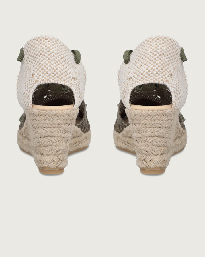 Alpargata artesanal de cuña alta (9.5 cm) con tejido manual oliva y cintas de amarre, calzado atemporal hecho a mano en España.