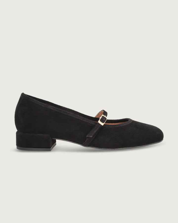 Zapato Sena tipo Mary Jane en cuero gamuza negro con correa ajustable, pasador metálico y taco de 4 cm, calzado artesanal hecho en España.