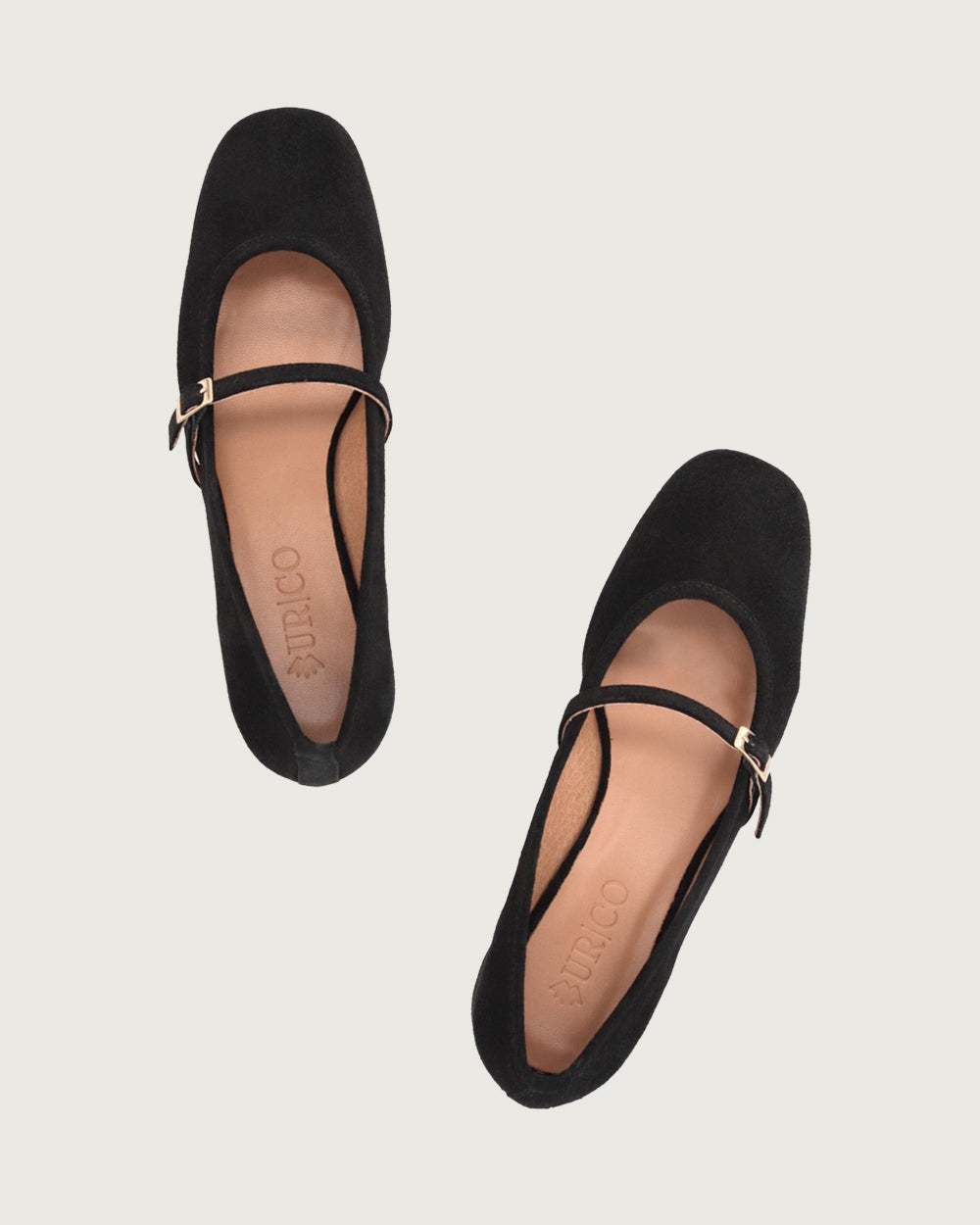 Zapato Sena tipo Mary Jane en cuero gamuza negro con correa ajustable, pasador metálico y taco de 4 cm, calzado artesanal hecho en España.