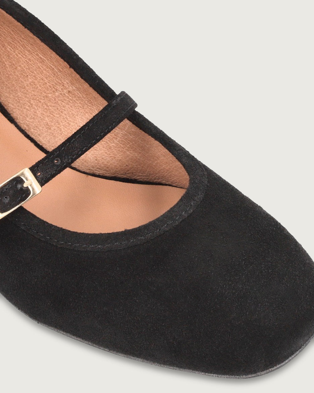 Zapato Sena tipo Mary Jane en cuero gamuza negro con correa ajustable, pasador metálico y taco de 4 cm, calzado artesanal hecho en España.