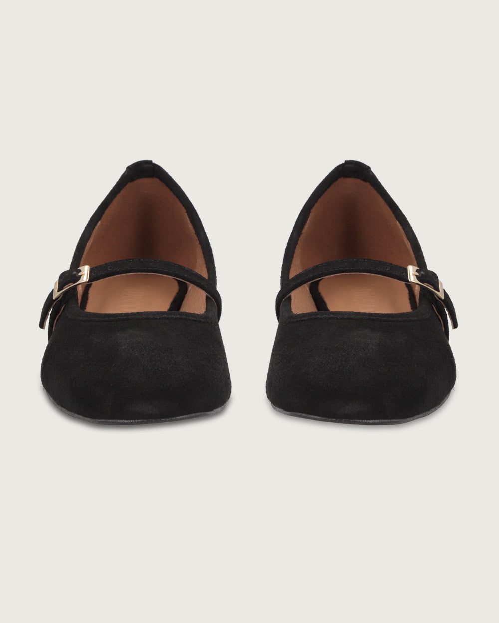 Zapato Sena tipo Mary Jane en cuero gamuza negro con correa ajustable, pasador metálico y taco de 4 cm, calzado artesanal hecho en España.