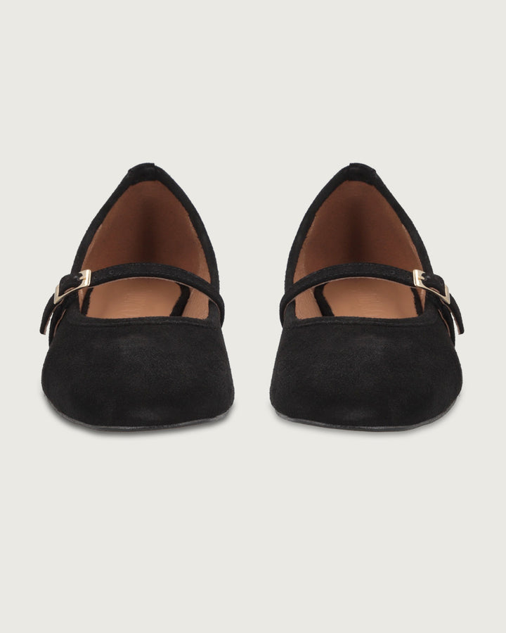 Zapato Sena tipo Mary Jane en cuero gamuza negro con correa ajustable, pasador metálico y taco de 4 cm, calzado artesanal hecho en España.