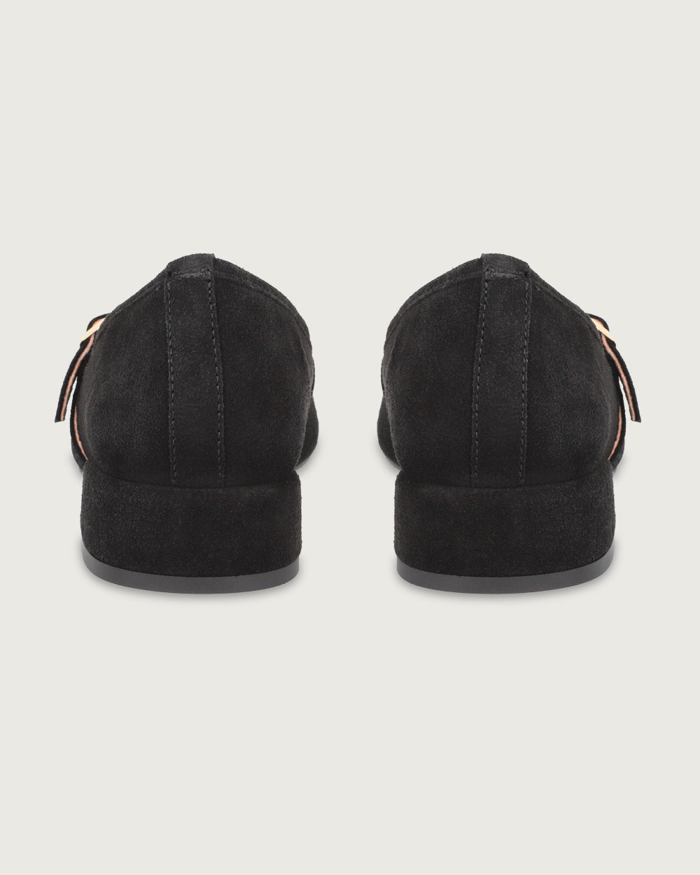 Zapato Sena tipo Mary Jane en cuero gamuza negro con correa ajustable, pasador metálico y taco de 4 cm, calzado artesanal hecho en España.